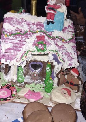 Una foto de Mi casita de jengibre!! Con mucho chocolate,glasé y mucho color!!🧑🎄🧑🎄🎄🎄🎁🎇🎇