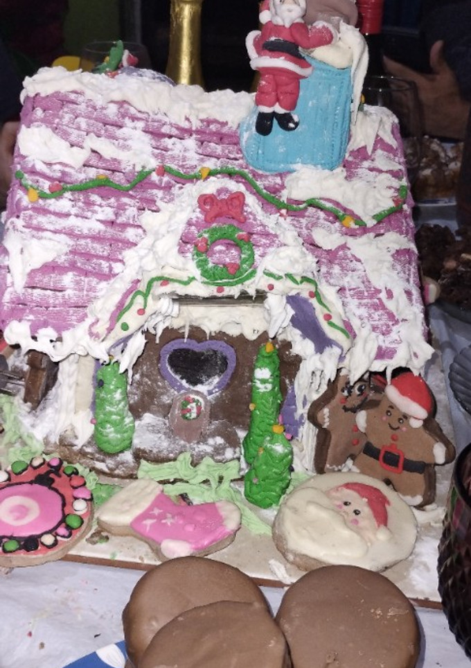 Una foto de Mi casita de jengibre!! Con mucho chocolate,glasé y mucho color!!🧑‍🎄🧑‍🎄🎄🎄🎁🎇🎇