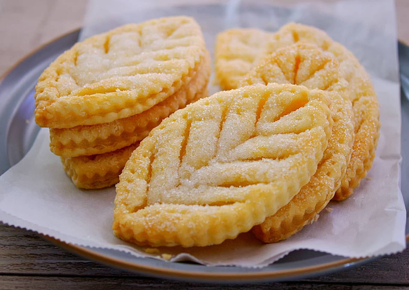 Simple Way to Prepare Speedy Puff Pastry Sugar Cookies (Leaf-shaped Simple Pies)