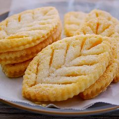A picture of Puff Pastry Sugar Cookies (Leaf-shaped Simple Pies).