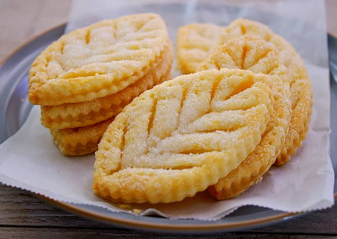Puff Pastry Sugar Cookies (Leaf-shaped Simple Pies)