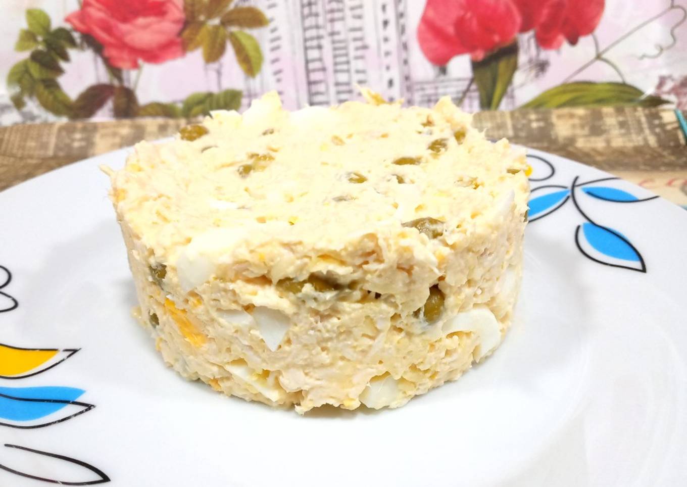 Ensaladilla de pollo, guisantes y huevo