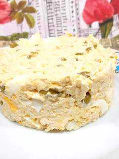 Una foto de Ensaladilla de pollo, guisantes y huevo