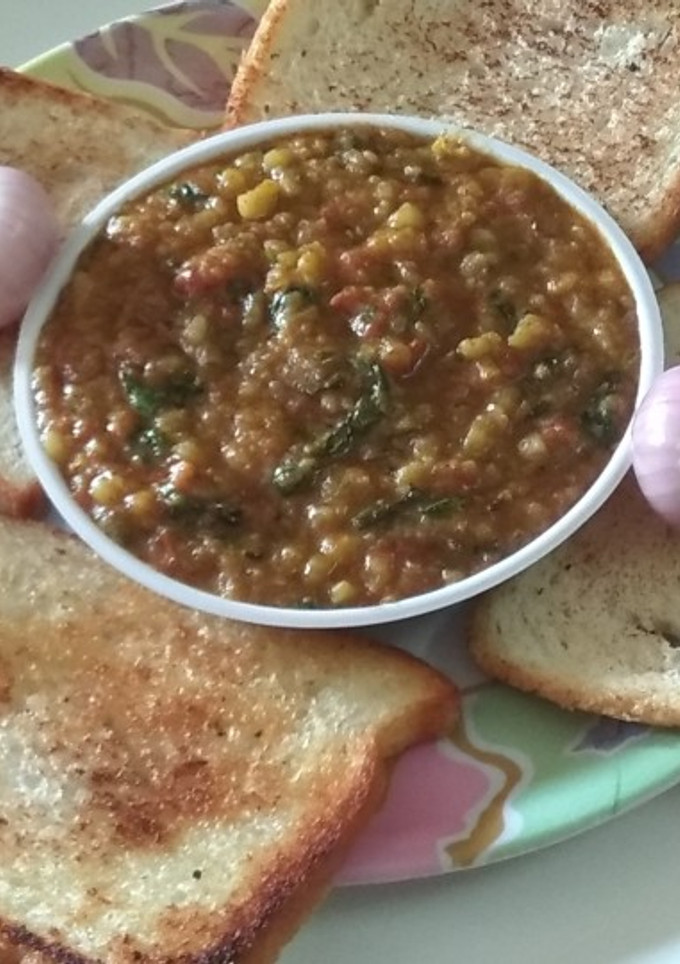 A picture of Mashed Potatoes With Bread.