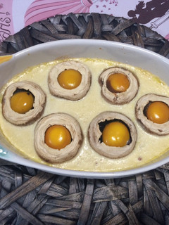 Una foto de Champiñones al horno con huevo y jamón en salsa delicioso
