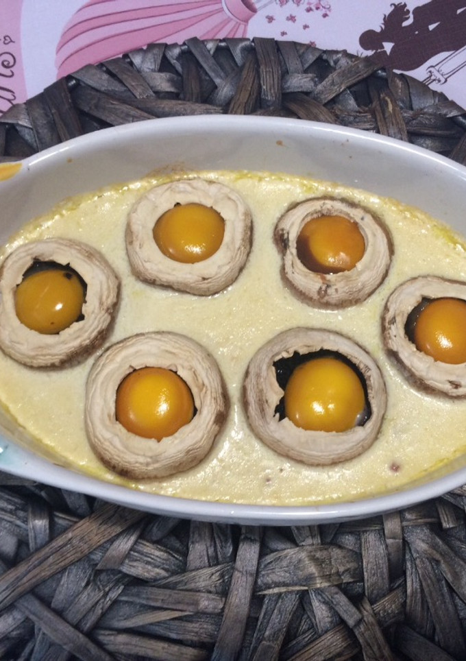 Una foto de Champiñones al horno con huevo y jamón en salsa delicioso