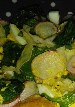 Una foto de Ensalada espinaca y rabanitos