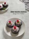 Donat Maizena Charcoal dengan Krim Rasberi