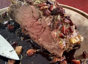 Una foto de Ojo de bife al horno, con costra de panceta y especias