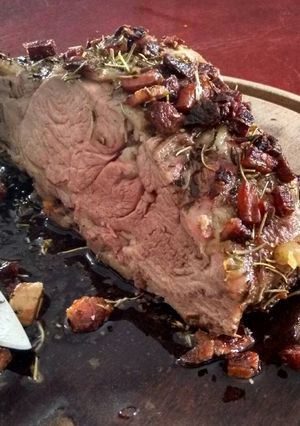 Una foto de Ojo de bife al horno, con costra de panceta y especias