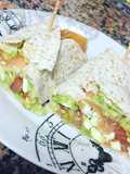 Fajitas integrales con aguacate y salmón