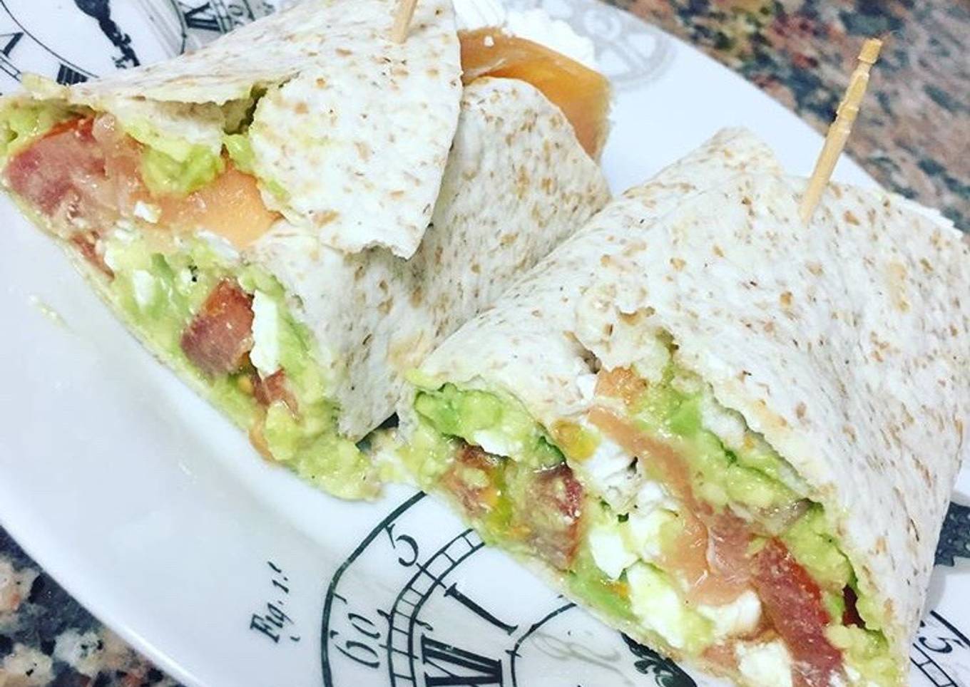 Fajitas integrales con aguacate y salmón