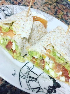 Una foto de Fajitas integrales con aguacate y salmón