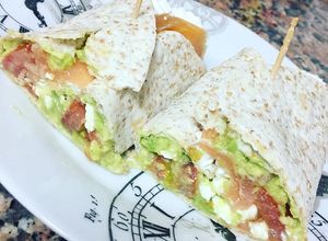 Foto principal de Fajitas integrales con aguacate y salmón