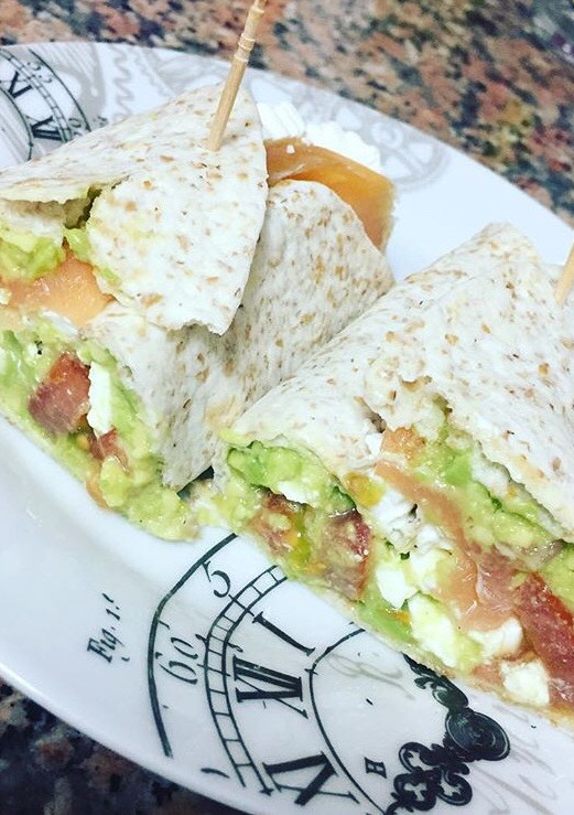 Una foto de Fajitas integrales con aguacate y salmón