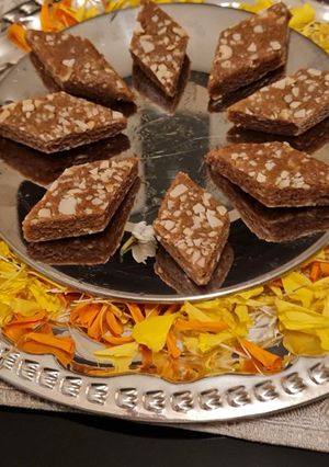 कॅरॅमल कोकोनट बनाना बर्फी 🥥🍌 (Caramel Coconut Burfi recipe in Marathi) रेसिपी चे मुख्य फोटो 