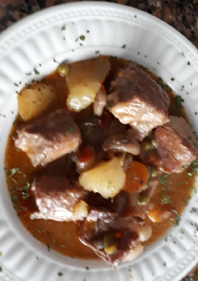 Una foto de Caldereta de costillas con patatas