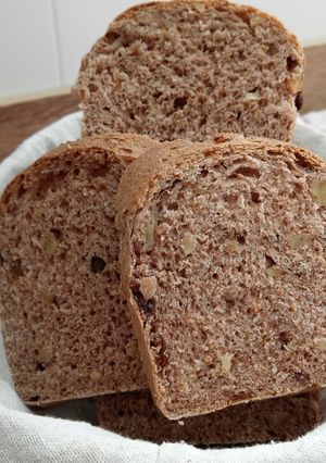 Una foto de Pan de molde de espelta integral con nueces y pasas