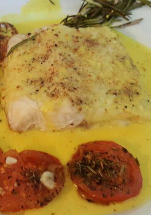 Une photo de Pavė d'Esturgeon au romarin,sauce au curcuma