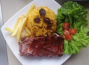 Una foto de Costilla de cerdo 🐷al horno en salsa bbq con moro de lenteja 🍚
