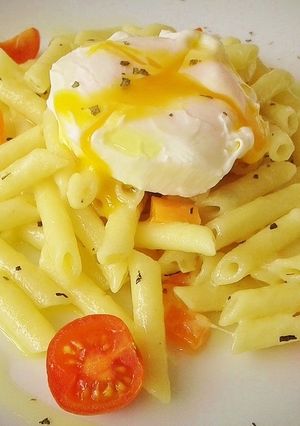 Foto principal de Macarrones con zanahoria, cherrys y queso emmental fundido