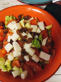 Una foto de Ensalada de queso de cabra y pasas