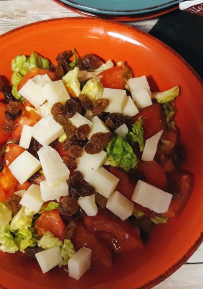 Una foto de Ensalada de queso de cabra y pasas
