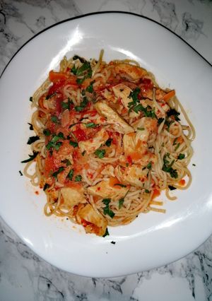 O poză a rețetei Noodles cu piept de pui și vin.