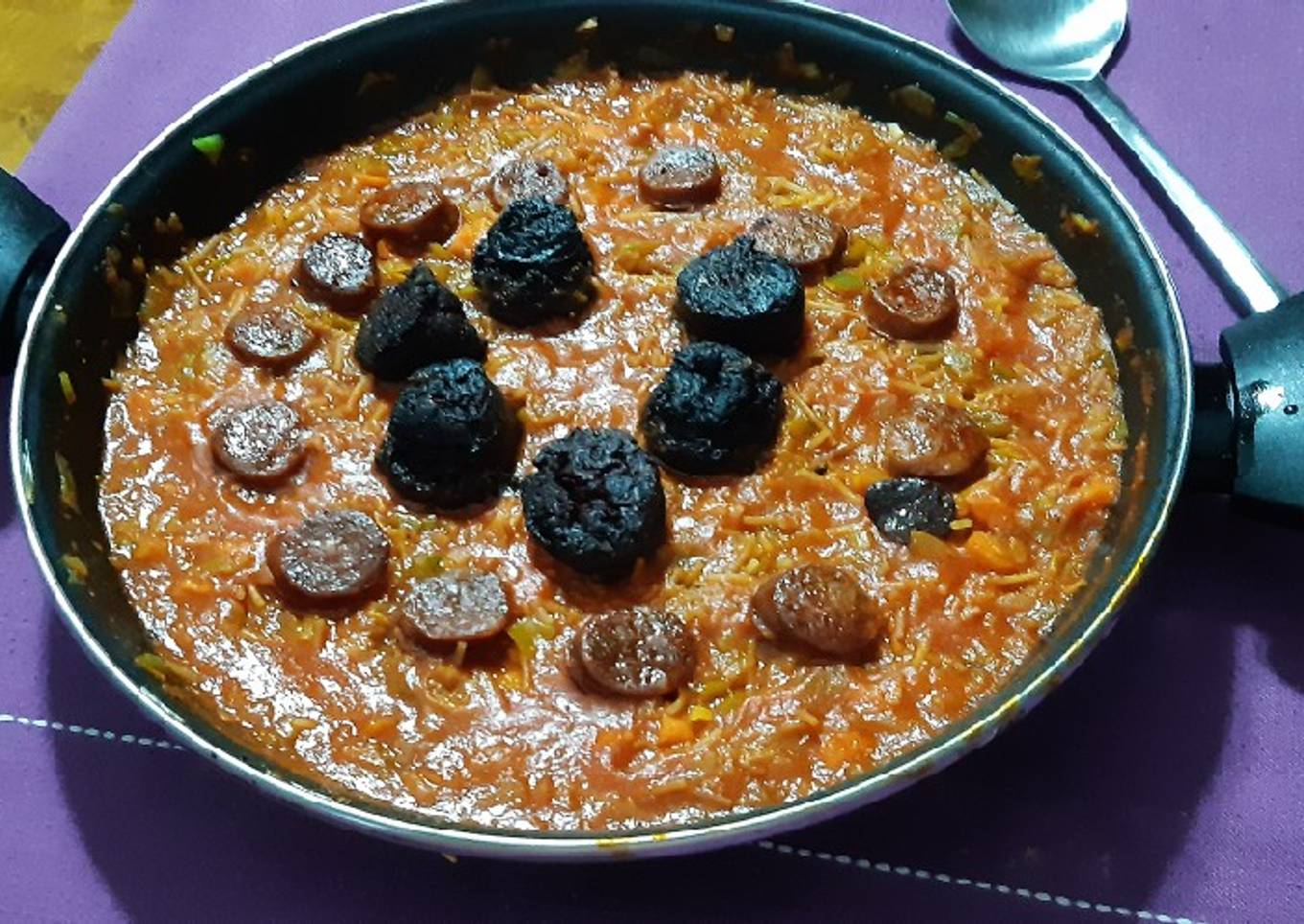 Fideos con morcilla y chorizo