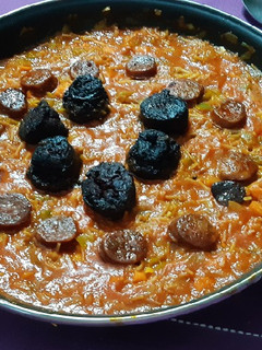 Una foto de Fideos con morcilla y chorizo