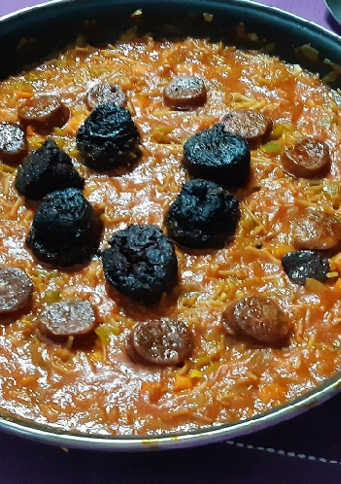 Una foto de Fideos con morcilla y chorizo