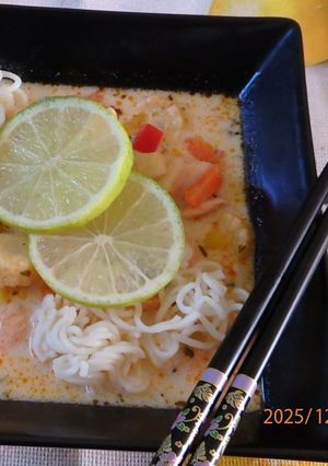 Zöldséges kókusztejes csirkés Ramen recept fotója