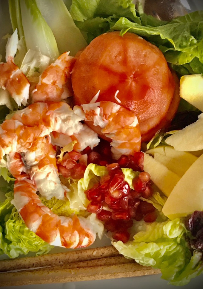Una foto de Ensalada con langostinos, manzana y granada