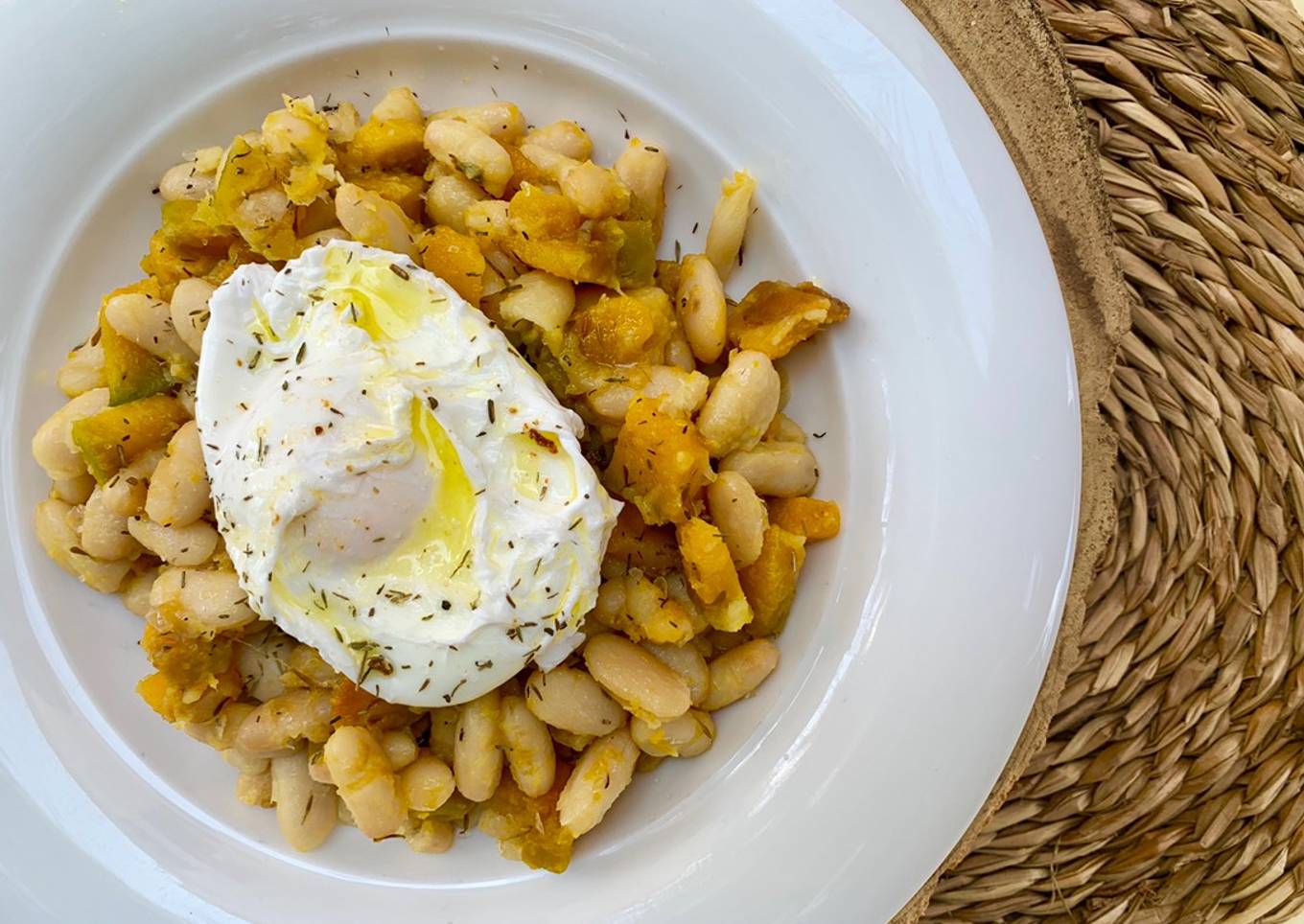 Alubias salteadas con calabaza al tomillo y huevo poché