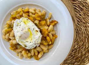 Foto principal de Alubias salteadas con calabaza al tomillo y huevo poché