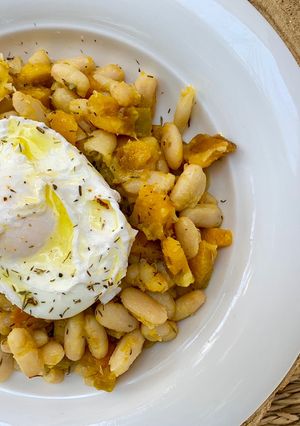 Foto principal de Alubias salteadas con calabaza al tomillo y huevo poché