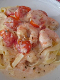 Una foto de Pasta con gambas y tomatitos