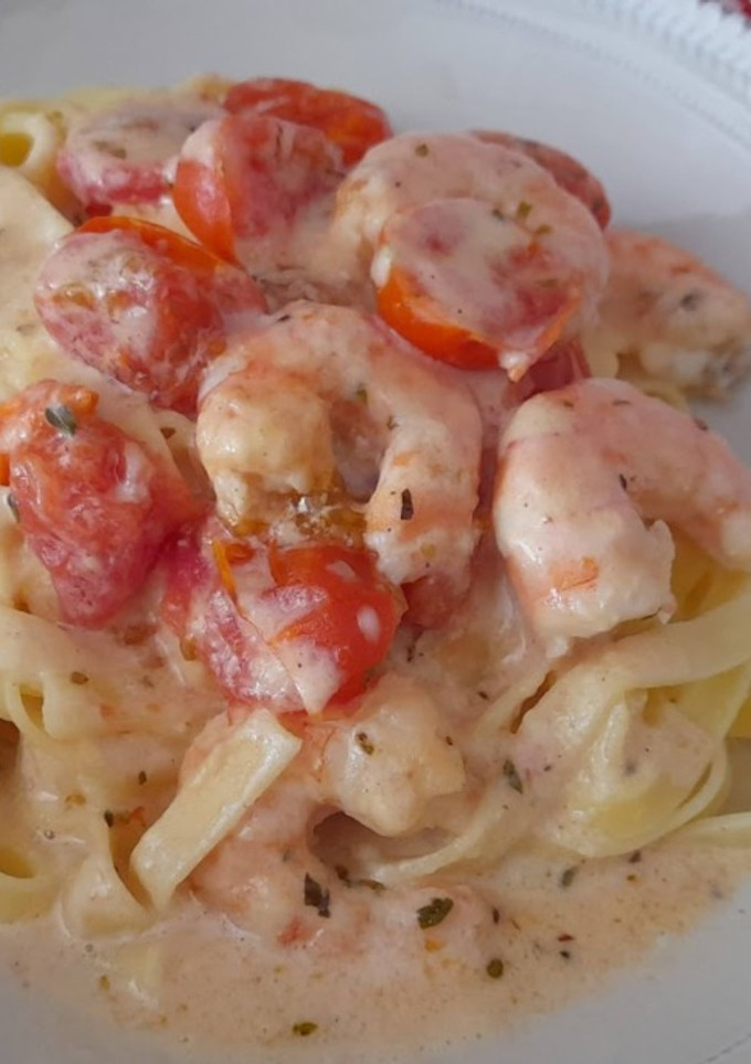 Una foto de Pasta con gambas y tomatitos