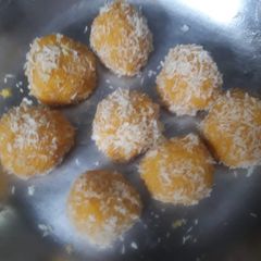 A picture of Mango coconut laddoo🤤.