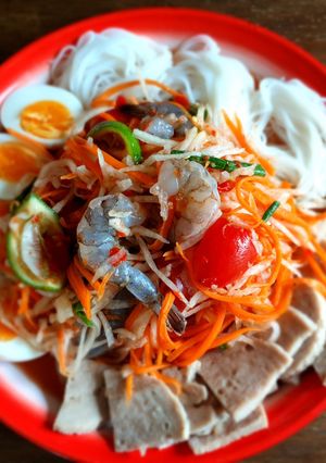 รูปของ ตำส้มตำกุ้งสดกับหนึ่งในพริกที่เผ็ดที่สุดในโลก