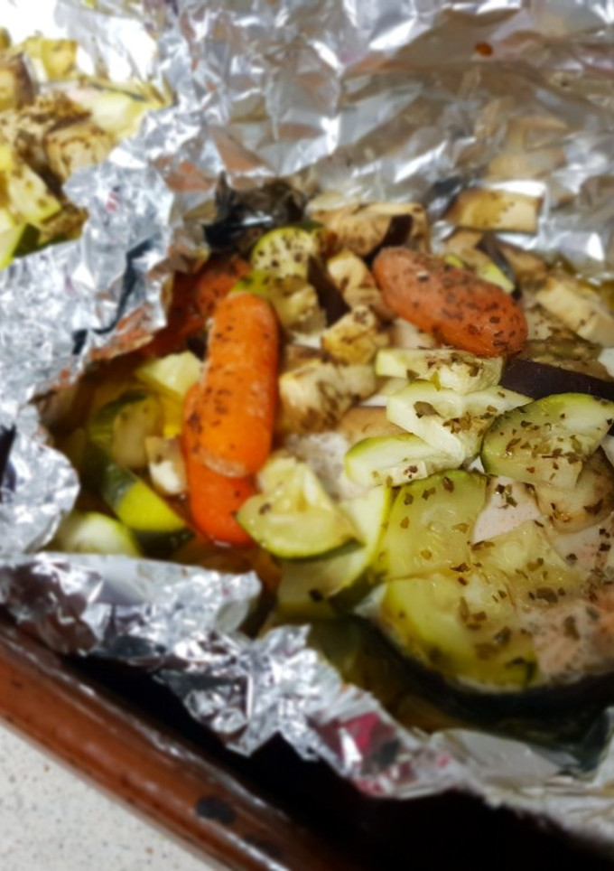 Una foto de Salmón al romero en papillot con verduritas
