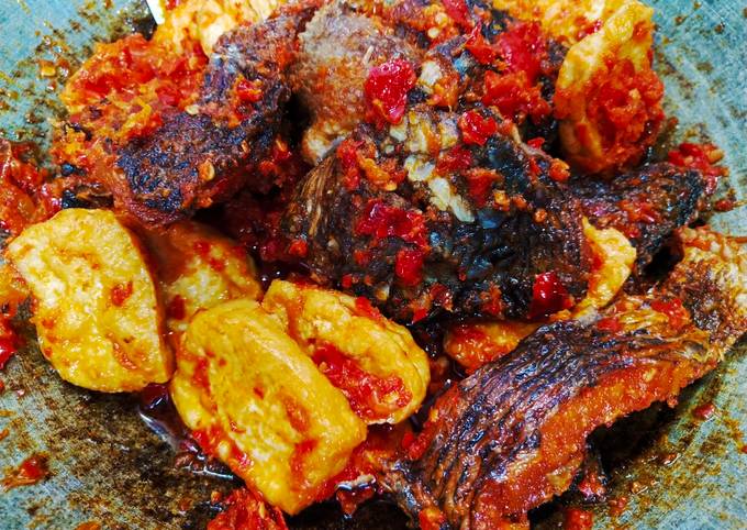 Ikan dan tahu goreng balado