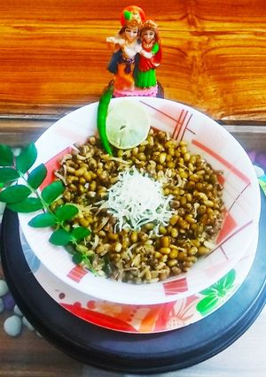 हेल्दी मटकी विथ खोपरा (Healthy Matki with Khopra recipe in hindi) रेसिपी मुख्य फोटो