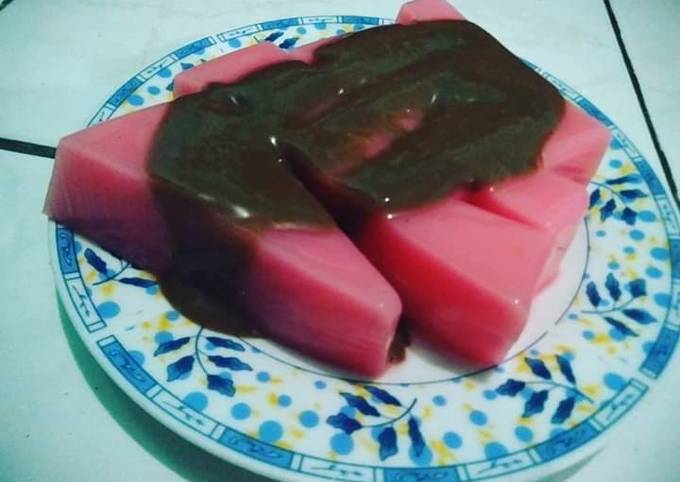 Puding strawberry saos chocolatos