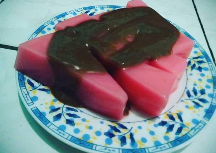 Puding strawberry saos chocolatos