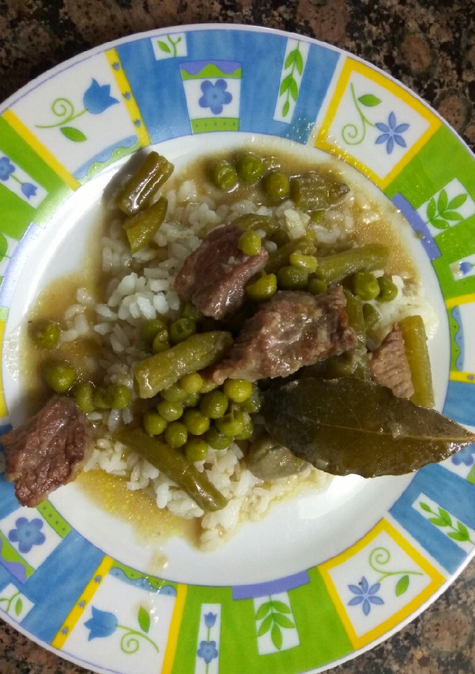 Una foto de Estofado de ternera sobre cama de arroz