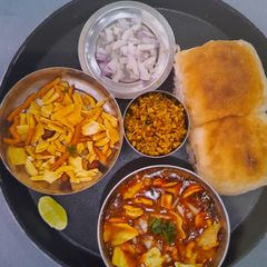 A picture of Zanzanit Misal Pav - Sprouts Curry.