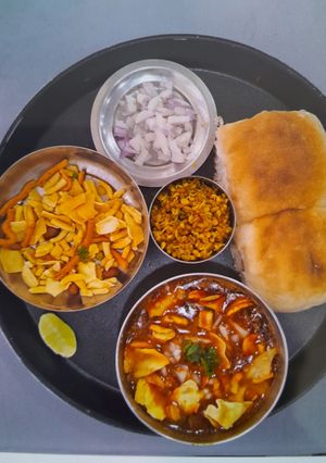 A picture of Zanzanit Misal Pav - Sprouts Curry.