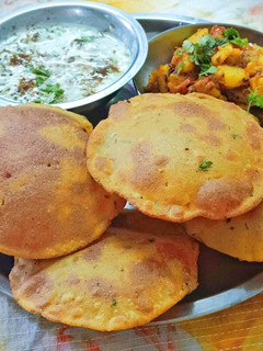मसाला मूंग दाल पूरी (Masala Moong Dal Poori Recipe in Hindi) रेसिपी मुख्य फोटो