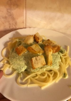 Brokkolis tészta kenyérkockákkal recept fotója